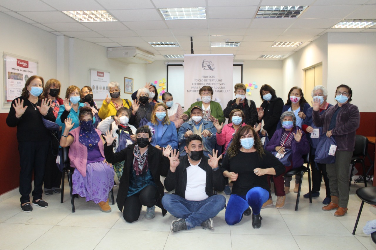 Adultos mayores disfrutan ciclo de tertulias literarias interactivas en Tierra Amarilla